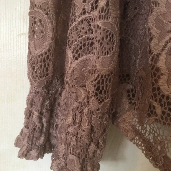 Cable & Gauge Pinky Taupe Lace Top - Picture 3 of 7
